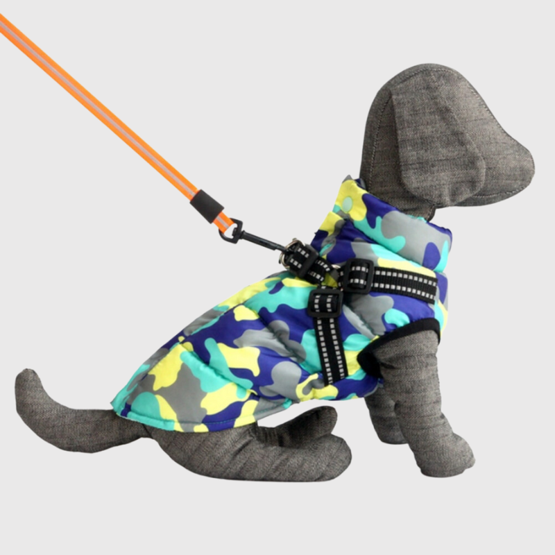 https://cdn.shopify.com/s/files/1/0763/9767/4819/files/Manteau_pour_chien_avec_attache_pression_et_harnais_integre_militaire_jaune_gris_vert.png?v=1753208438