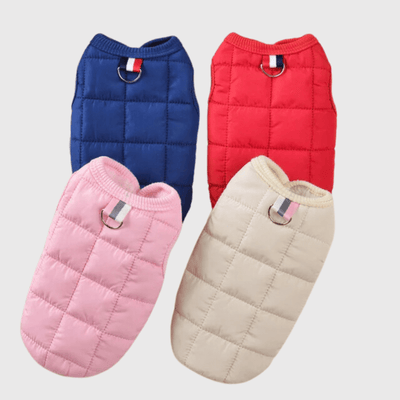 https://cdn.shopify.com/s/files/1/0763/9767/4819/files/Manteau_pour_chien_en_laine_rose_modele.png?v=1701962855