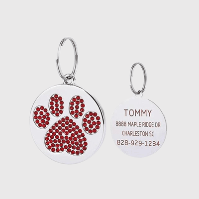 https://cdn.shopify.com/s/files/1/0763/9767/4819/files/Medaille_chien_solide_rond_rouge.png?v=1751382826