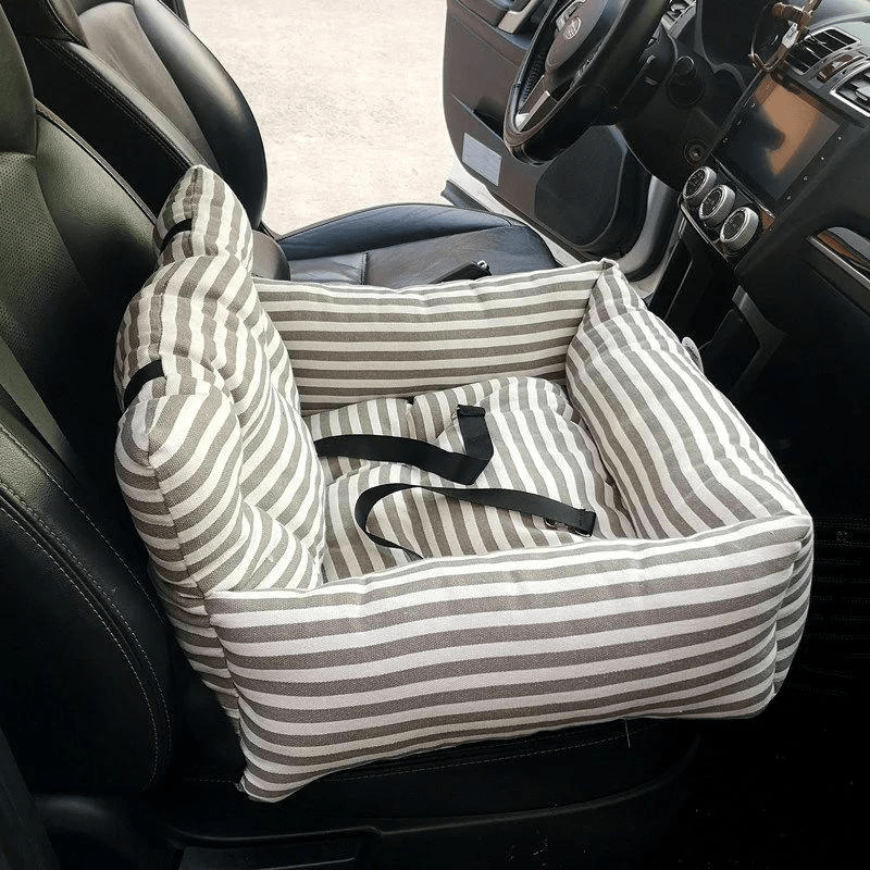 https://cdn.shopify.com/s/files/1/0763/9767/4819/files/Panier_chien_pour_voiture_chiot.png?v=1748005809