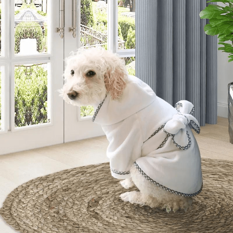 https://cdn.shopify.com/s/files/1/0763/9767/4819/files/Peignoir_chien_avec_pattes_caniche.png?v=1756485554