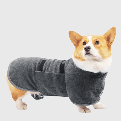 https://cdn.shopify.com/s/files/1/0763/9767/4819/files/Peignoir_pour_petit_chien_corgi.png?v=1706548130