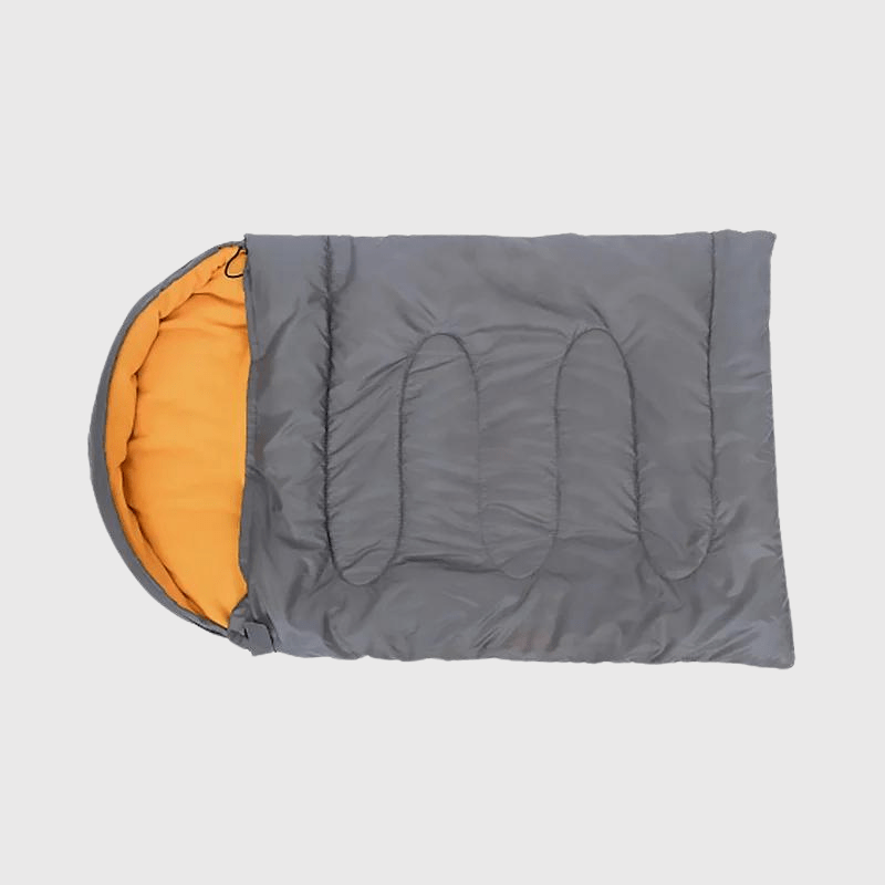 https://cdn.shopify.com/s/files/1/0763/9767/4819/files/Sac_de_couchage_chien_en_foret_avec_son_maitre.png?v=1748003046