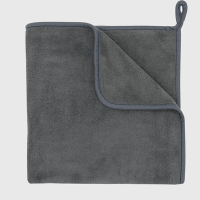 https://cdn.shopify.com/s/files/1/0763/9767/4819/files/Serviette_hyper_absorbante_pour_chien_grise.png?v=1752158247