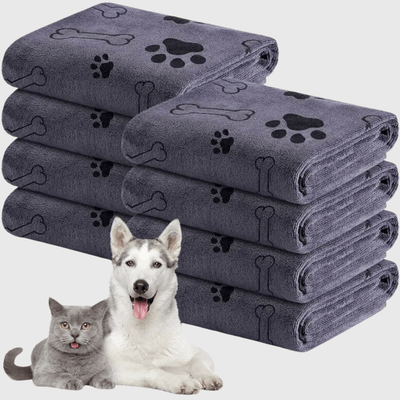 https://cdn.shopify.com/s/files/1/0763/9767/4819/files/Serviette_pour_patte_chien_grise.png?v=1752159103