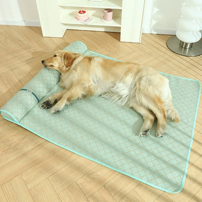 https://cdn.shopify.com/s/files/1/0763/9767/4819/files/Tapis_anti_stress_pour_chien_avec_chien_allonge_sur_le_tapis.jpg?v=1692026525