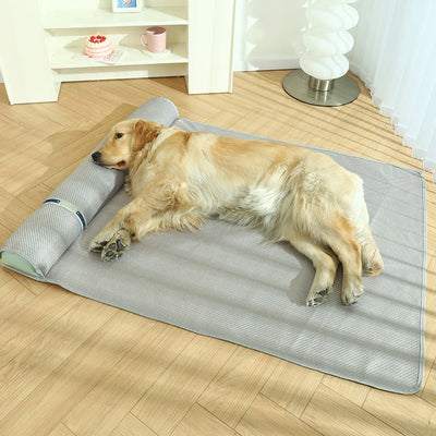 https://cdn.shopify.com/s/files/1/0763/9767/4819/files/Tapis_anti_stress_pour_chien_gris.jpg?v=1692026525