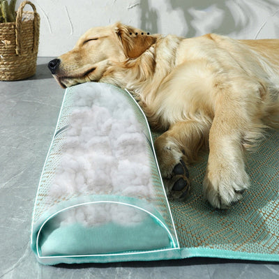 https://cdn.shopify.com/s/files/1/0763/9767/4819/files/Tapis_anti_stress_pour_chien_modele_avec_mouse_dans_le_coussin.jpg?v=1692026525