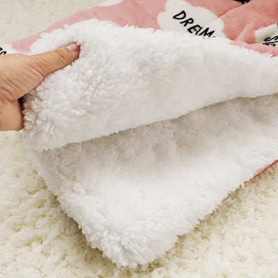 https://cdn.shopify.com/s/files/1/0763/9767/4819/files/Tapis_chien_pour_voiture_doux.webp?v=1747839756
