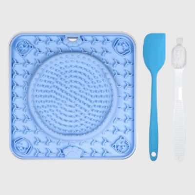 https://cdn.shopify.com/s/files/1/0763/9767/4819/files/Tapis_de_fouille_pour_chien_carre_avec_une_cuillere___brosse_a_dent_bleu.png?v=1696270637