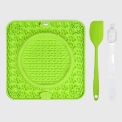 https://cdn.shopify.com/s/files/1/0763/9767/4819/files/Tapis_de_fouille_pour_chien_carre_avec_une_cuillere___brosse_a_dent_vert.png?v=1696270636