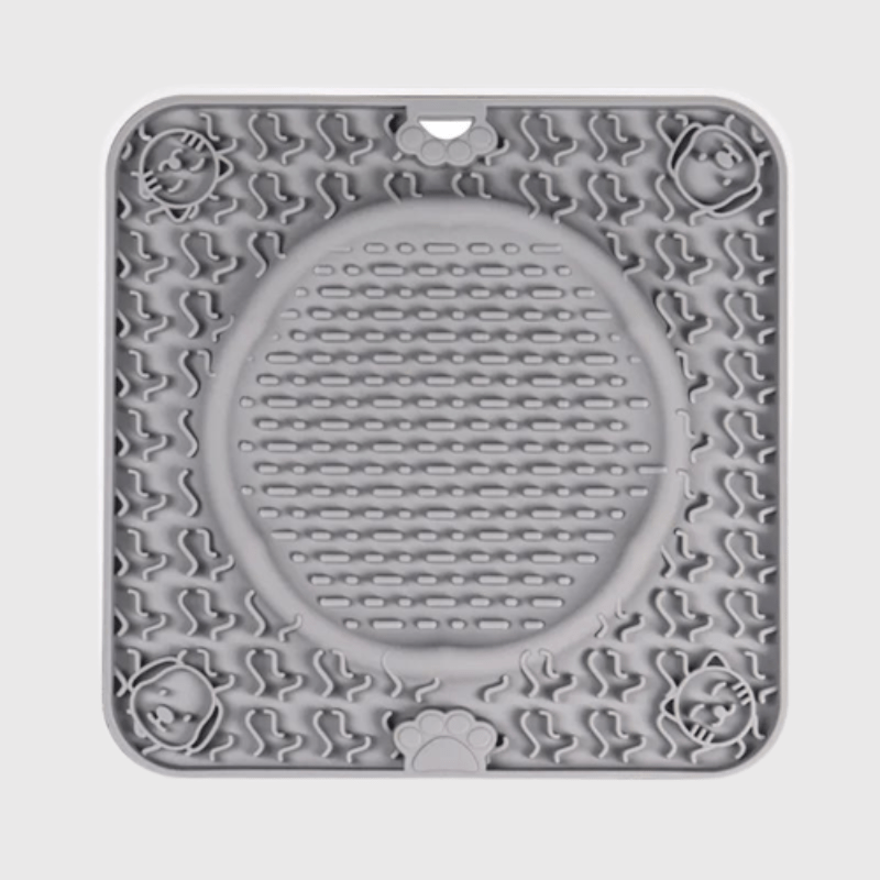 https://cdn.shopify.com/s/files/1/0763/9767/4819/files/Tapis_de_fouille_pour_chien_carre_et_rond_avec_des_ventouses_derrieres_gris.png?v=1696435633