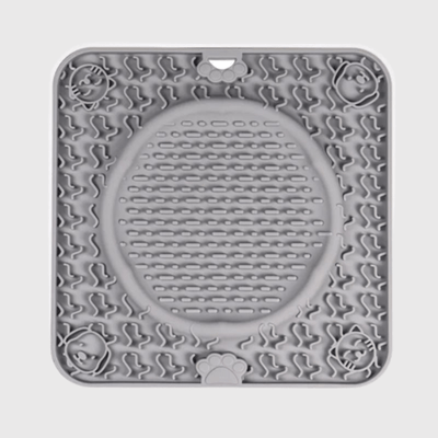 https://cdn.shopify.com/s/files/1/0763/9767/4819/files/Tapis_de_fouille_pour_chien_carre_et_rond_avec_des_ventouses_derrieres_gris.png?v=1696435633
