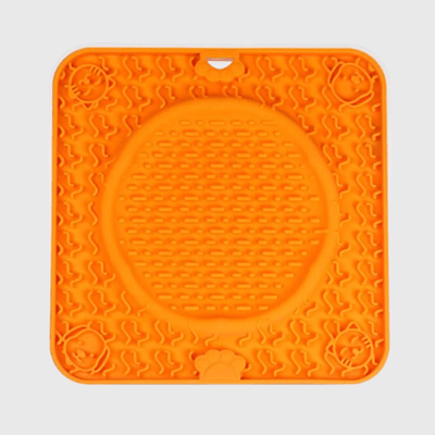 https://cdn.shopify.com/s/files/1/0763/9767/4819/files/Tapis_de_fouille_pour_chien_carre_et_rond_avec_des_ventouses_derrieres_orange.png?v=1696435631