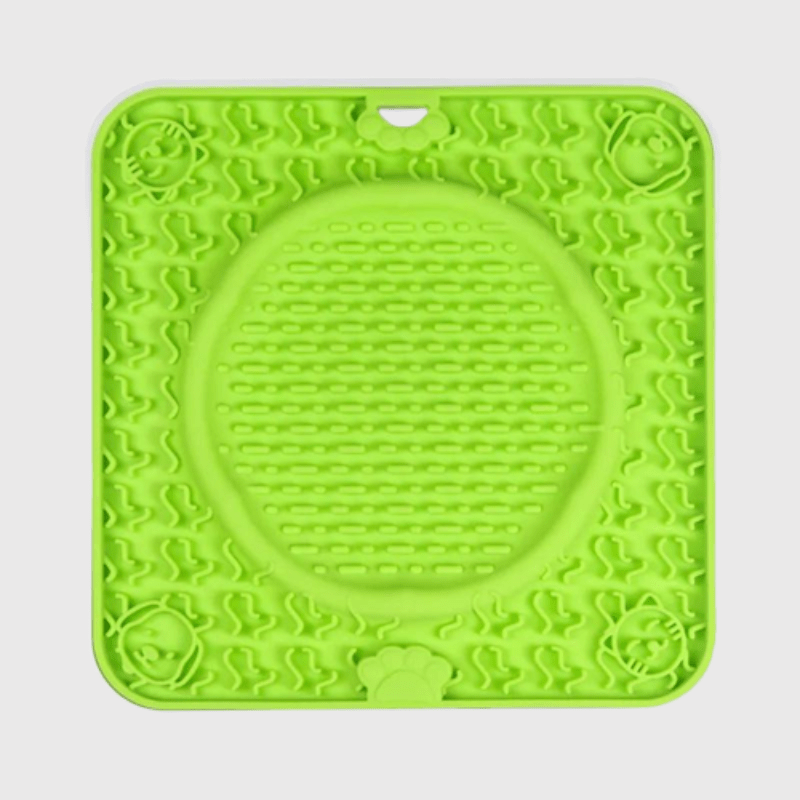 https://cdn.shopify.com/s/files/1/0763/9767/4819/files/Tapis_de_fouille_pour_chien_carre_et_rond_avec_des_ventouses_derrieres_vert.png?v=1696435631