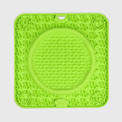 https://cdn.shopify.com/s/files/1/0763/9767/4819/files/Tapis_de_fouille_pour_chien_carre_et_rond_avec_des_ventouses_derrieres_vert.png?v=1696435631