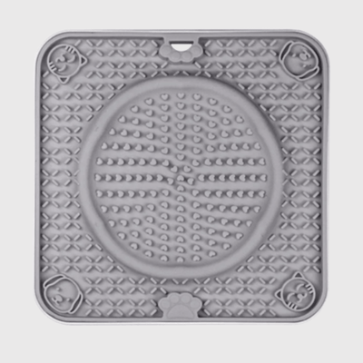 https://cdn.shopify.com/s/files/1/0763/9767/4819/files/Tapis_de_fouille_pour_chien_carre_et_rond_en_pointiller_gris.png?v=1696436068
