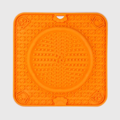 https://cdn.shopify.com/s/files/1/0763/9767/4819/files/Tapis_de_fouille_pour_chien_carre_et_rond_en_pointiller_orange.png?v=1696436068
