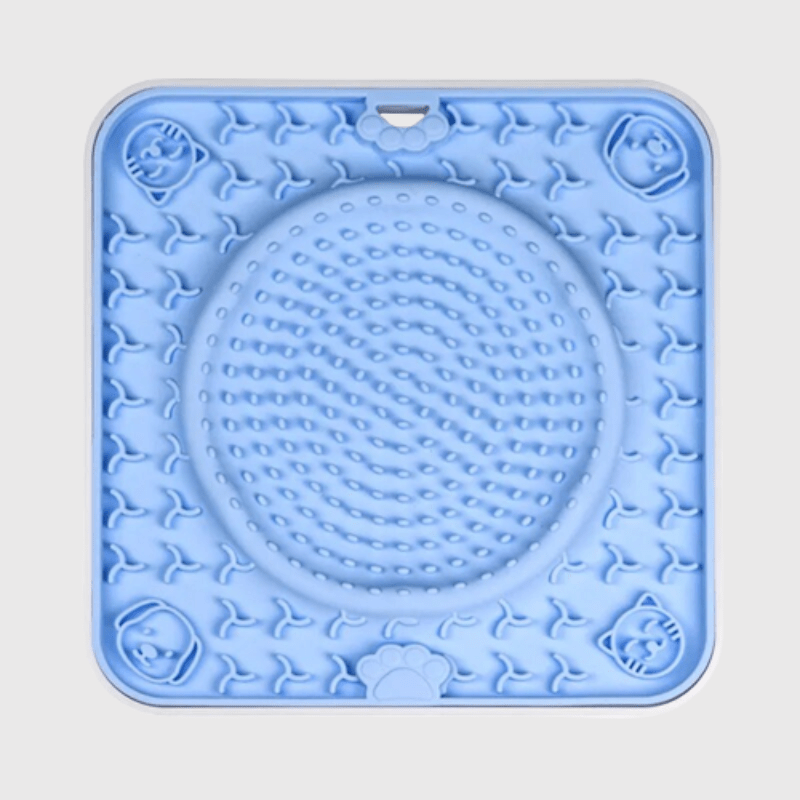 https://cdn.shopify.com/s/files/1/0763/9767/4819/files/Tapis_de_fouille_pour_chien_en_forme_de_carre_et_rond_bleu_2429652c-f489-4312-90dc-9b56fe9f9dfd.png?v=1696436851