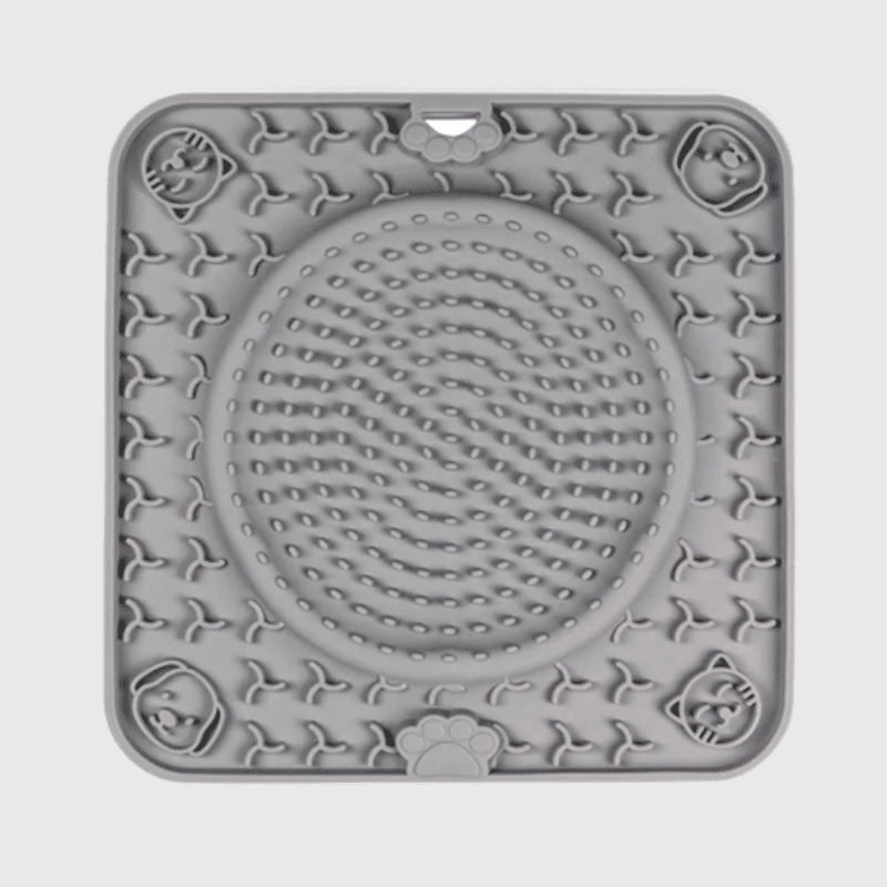 https://cdn.shopify.com/s/files/1/0763/9767/4819/files/Tapis_de_fouille_pour_chien_en_forme_de_carre_et_rond_gris.png?v=1696264238