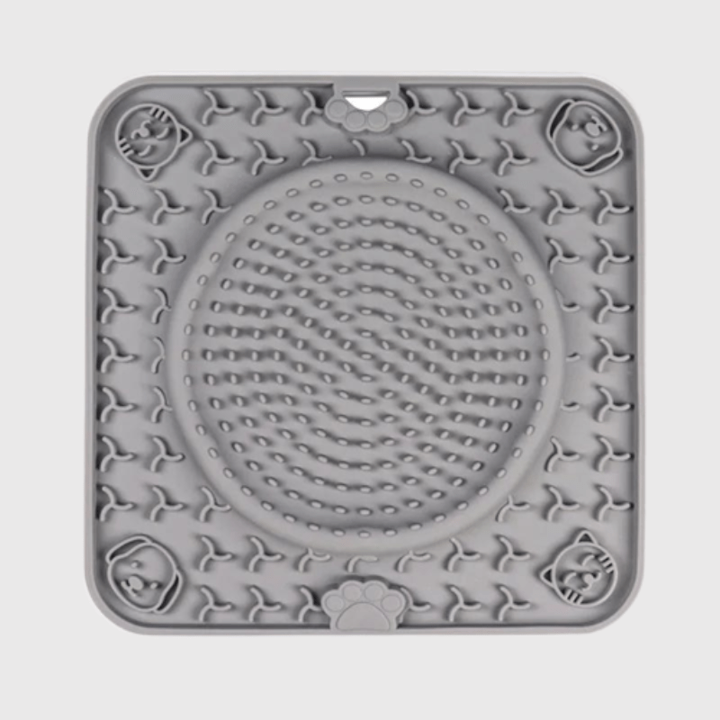 https://cdn.shopify.com/s/files/1/0763/9767/4819/files/Tapis_de_fouille_pour_chien_en_forme_de_carre_et_rond_gris_f9909c99-6b50-40b5-a669-ef170c62524b.png?v=1696436851