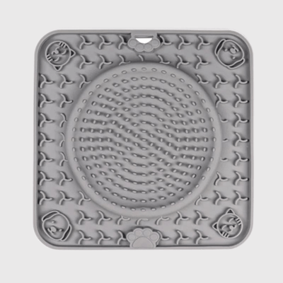 https://cdn.shopify.com/s/files/1/0763/9767/4819/files/Tapis_de_fouille_pour_chien_en_forme_de_carre_et_rond_gris_f9909c99-6b50-40b5-a669-ef170c62524b.png?v=1696436851