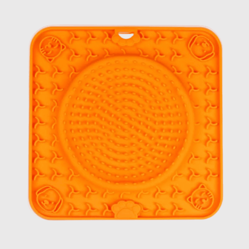 https://cdn.shopify.com/s/files/1/0763/9767/4819/files/Tapis_de_fouille_pour_chien_en_forme_de_carre_et_rond_orange.png?v=1696264239