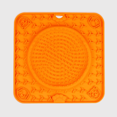 https://cdn.shopify.com/s/files/1/0763/9767/4819/files/Tapis_de_fouille_pour_chien_en_forme_de_carre_et_rond_orange.png?v=1696264239