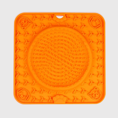 https://cdn.shopify.com/s/files/1/0763/9767/4819/files/Tapis_de_fouille_pour_chien_en_forme_de_carre_et_rond_orange_c8aff932-9a9a-4c99-8606-f0acb69e79e1.png?v=1696436851