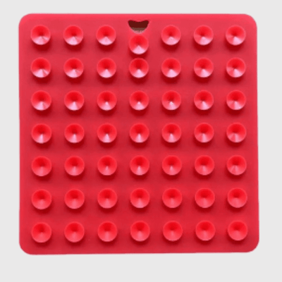 https://cdn.shopify.com/s/files/1/0763/9767/4819/files/Tapis_de_fouille_pour_chien_en_forme_de_carre_multicolore_rouge.png?v=1696268859