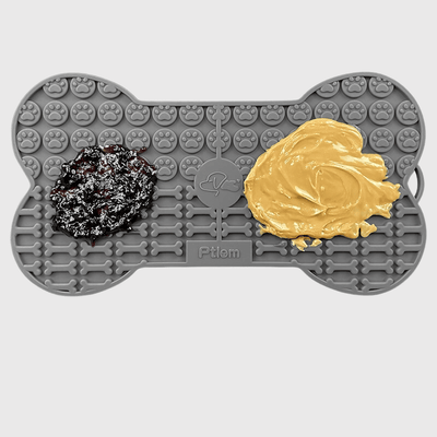 https://cdn.shopify.com/s/files/1/0763/9767/4819/files/Tapis_de_lechage_chien_OS_modele_avec_de_la_nourriture_dessus.png?v=1692986909