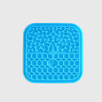 https://cdn.shopify.com/s/files/1/0763/9767/4819/files/Tapis_de_lechage_chien_carre_bleu.png?v=1692968200