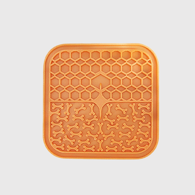 https://cdn.shopify.com/s/files/1/0763/9767/4819/files/Tapis_de_lechage_chien_carre_orange.png?v=1692968200