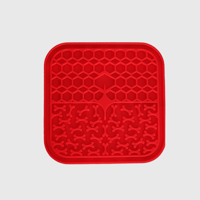 https://cdn.shopify.com/s/files/1/0763/9767/4819/files/Tapis_de_lechage_chien_carre_rouge.png?v=1692968200