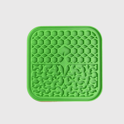 https://cdn.shopify.com/s/files/1/0763/9767/4819/files/Tapis_de_lechage_chien_carre_vert.png?v=1692968200