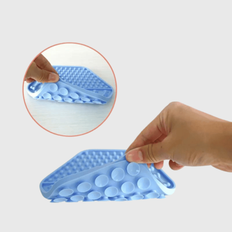 https://cdn.shopify.com/s/files/1/0763/9767/4819/files/Tapis_de_lechage_chien_en_forme_d_arrete_et_d_os_ventouse.png?v=1695392990