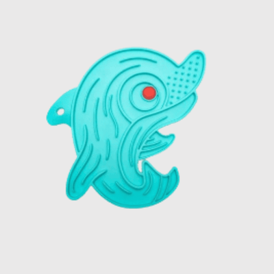 https://cdn.shopify.com/s/files/1/0763/9767/4819/files/Tapis_de_lechage_chien_en_forme_de_dauphin_bleu.png?v=1696261290
