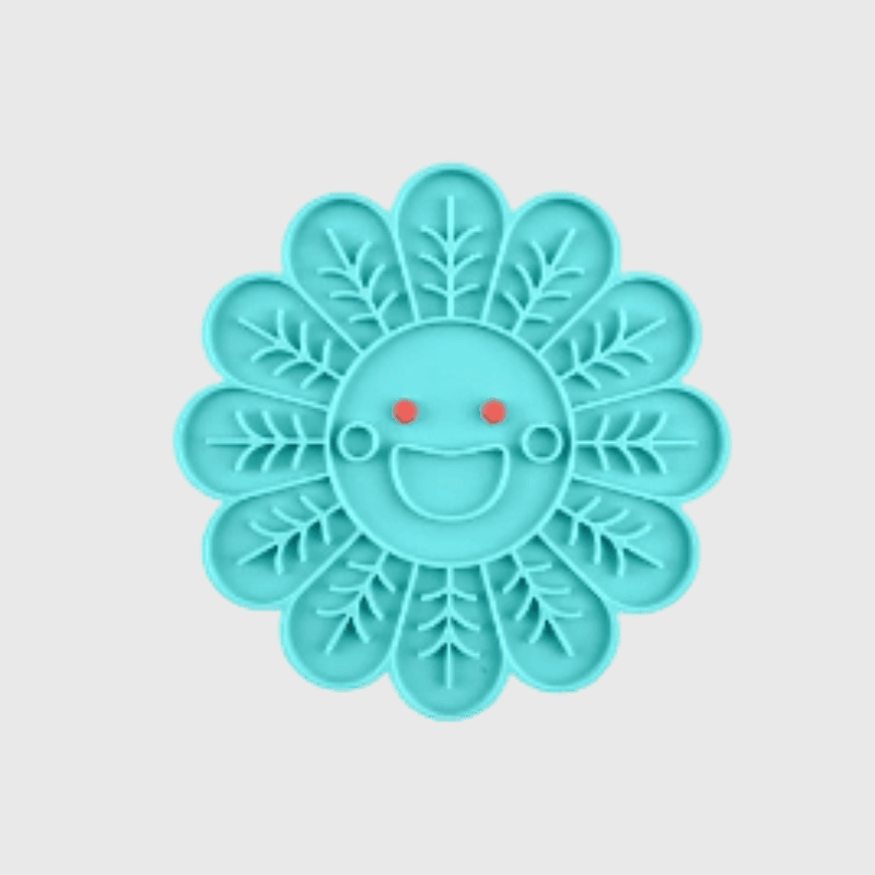 https://cdn.shopify.com/s/files/1/0763/9767/4819/files/Tapis_de_lechage_chien_en_forme_de_fleur_bleu.png?v=1696261131