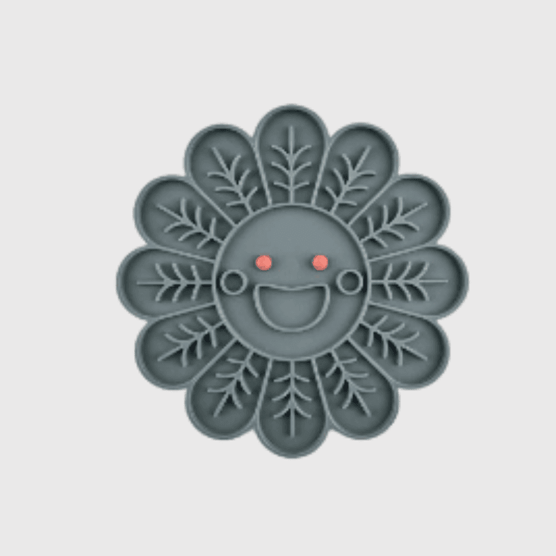 https://cdn.shopify.com/s/files/1/0763/9767/4819/files/Tapis_de_lechage_chien_en_forme_de_fleur_bleu.png?v=1696261131