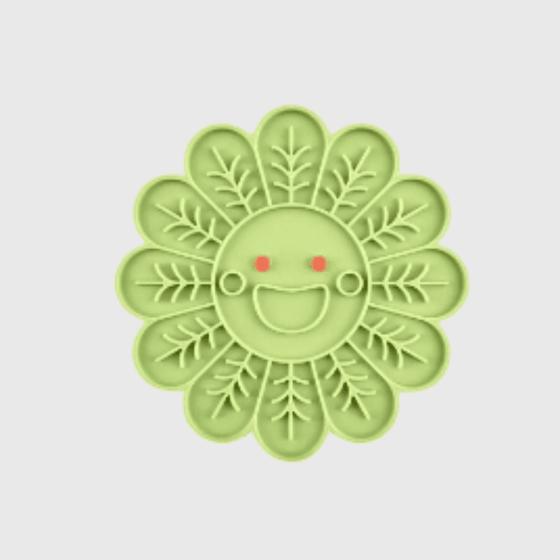https://cdn.shopify.com/s/files/1/0763/9767/4819/files/Tapis_de_lechage_chien_en_forme_de_fleur_vert.png?v=1696261131