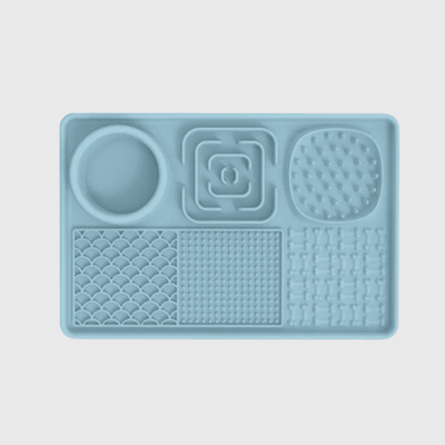https://cdn.shopify.com/s/files/1/0763/9767/4819/files/Tapis_de_lechage_chien_en_forme_de_plateau_bleu.png?v=1695394434