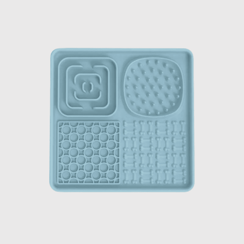 https://cdn.shopify.com/s/files/1/0763/9767/4819/files/Tapis_de_lechage_chien_en_forme_de_plateau_carre_bleu.png?v=1696259968