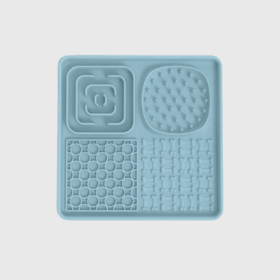 https://cdn.shopify.com/s/files/1/0763/9767/4819/files/Tapis_de_lechage_chien_en_forme_de_plateau_carre_bleu.png?v=1696259968