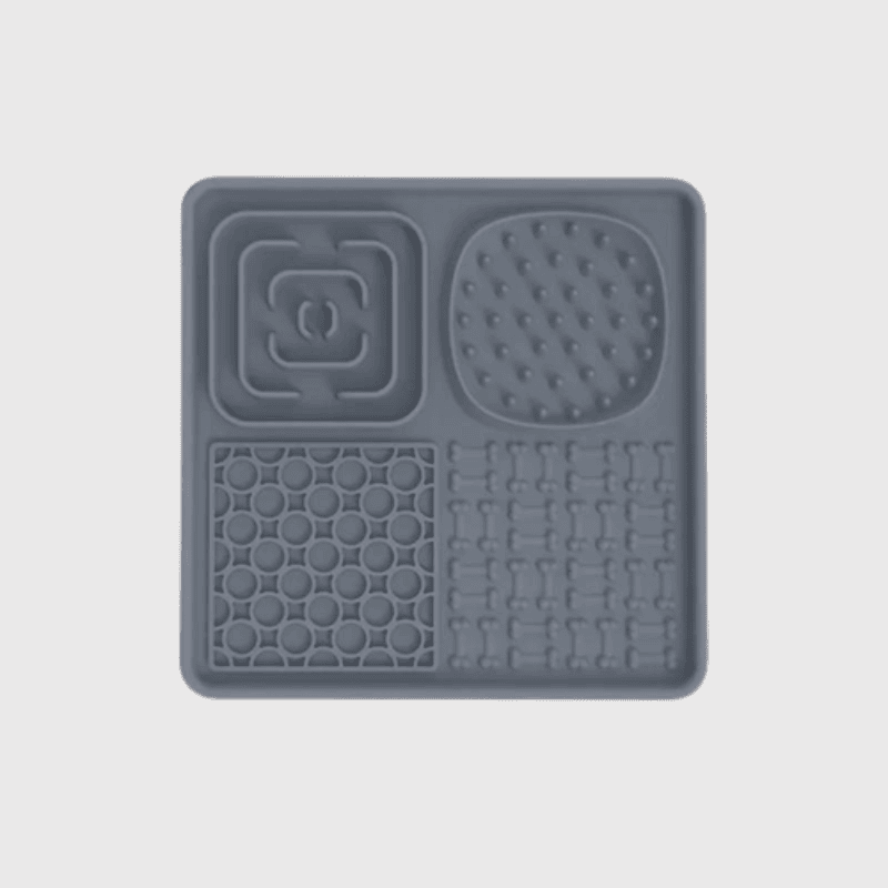 https://cdn.shopify.com/s/files/1/0763/9767/4819/files/Tapis_de_lechage_chien_en_forme_de_plateau_carre_gris.png?v=1696259968