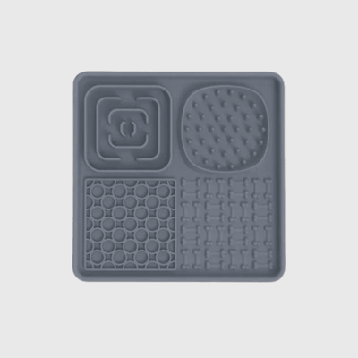 https://cdn.shopify.com/s/files/1/0763/9767/4819/files/Tapis_de_lechage_chien_en_forme_de_plateau_carre_gris.png?v=1696259968