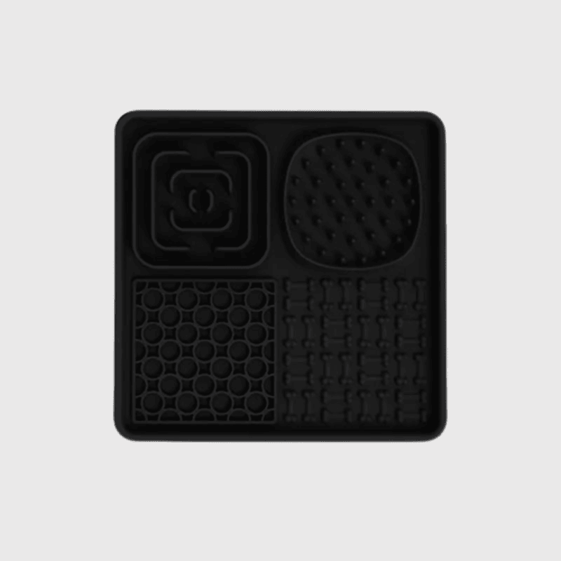 https://cdn.shopify.com/s/files/1/0763/9767/4819/files/Tapis_de_lechage_chien_en_forme_de_plateau_carre_noir.png?v=1696259968