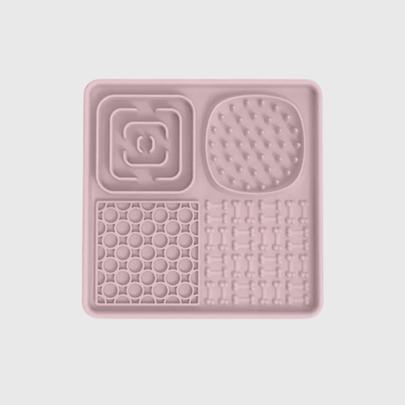 https://cdn.shopify.com/s/files/1/0763/9767/4819/files/Tapis_de_lechage_chien_en_forme_de_plateau_carre_bleu.png?v=1696259968