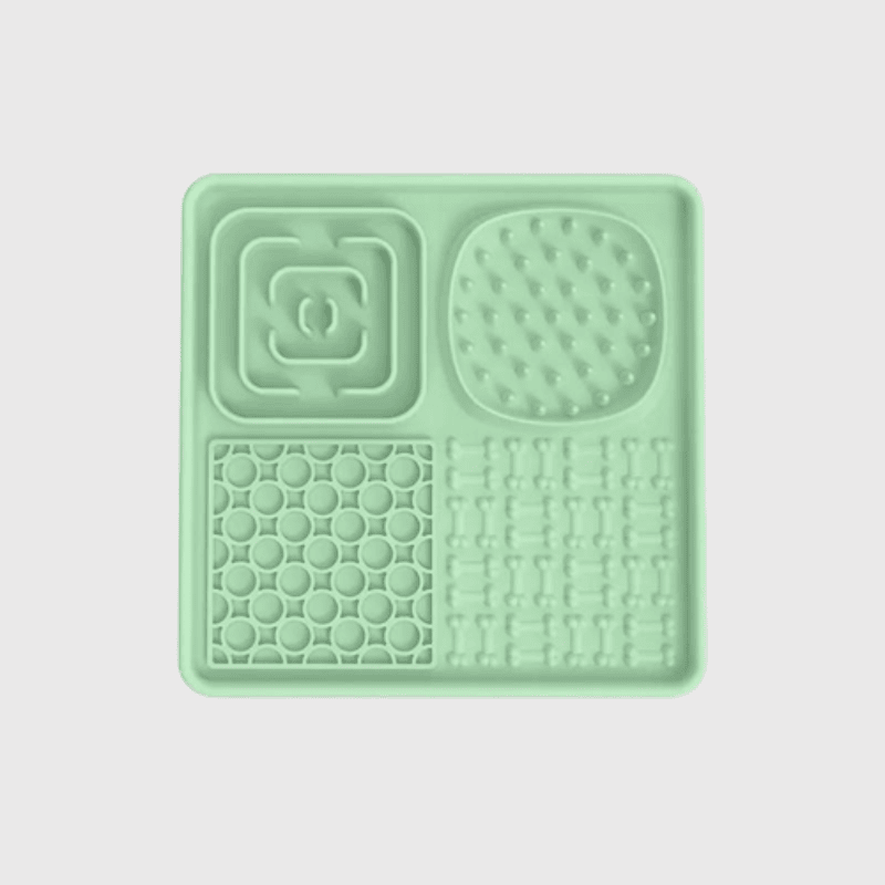 https://cdn.shopify.com/s/files/1/0763/9767/4819/files/Tapis_de_lechage_chien_en_forme_de_plateau_carre_vert.png?v=1696259968