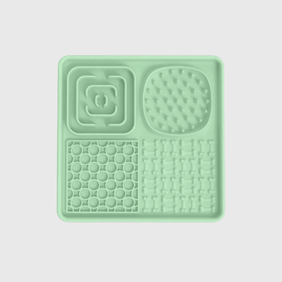 https://cdn.shopify.com/s/files/1/0763/9767/4819/files/Tapis_de_lechage_chien_en_forme_de_plateau_carre_vert.png?v=1696259968