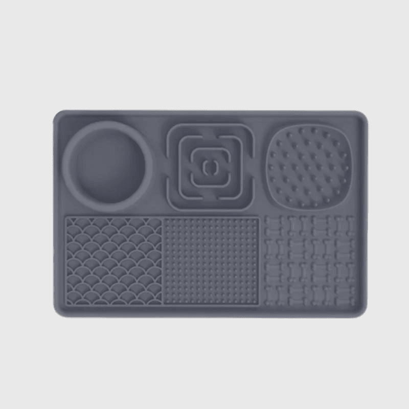 https://cdn.shopify.com/s/files/1/0763/9767/4819/files/Tapis_de_lechage_chien_en_forme_de_plateau_vert.png?v=1695394434